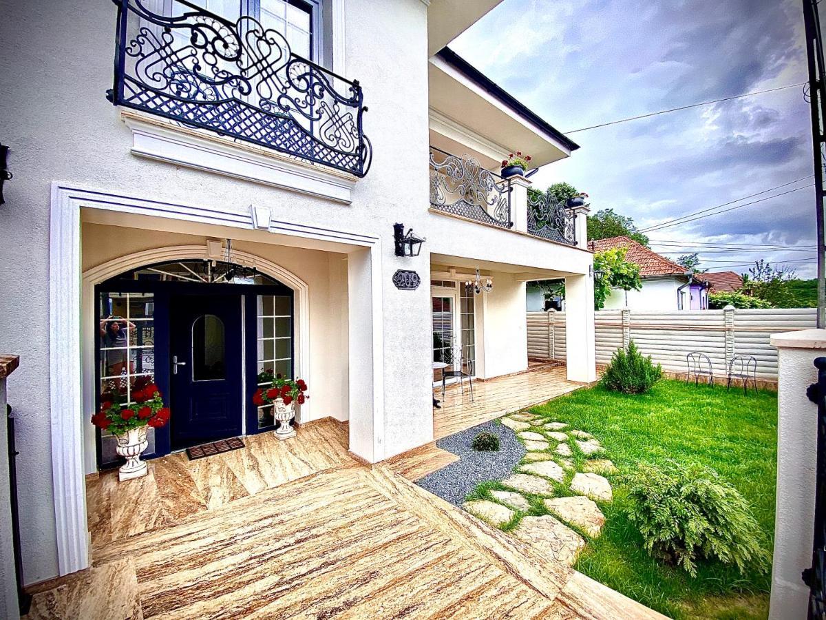 Sarada Boutique Luxury Apartment Дева Екстер'єр фото