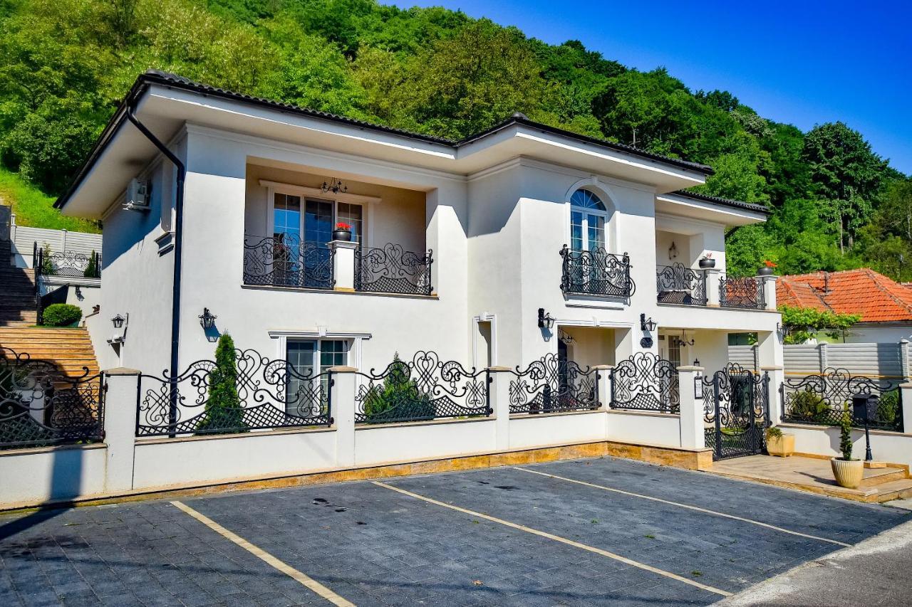 Sarada Boutique Luxury Apartment Дева Екстер'єр фото